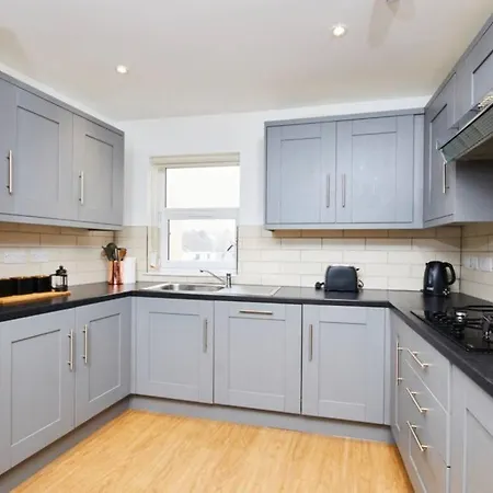 Large Apartment-sleeps 10 -parking -wifi * Бристоль