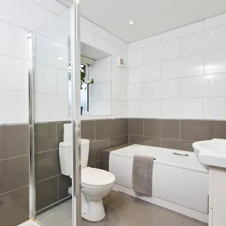 Large Apartment-sleeps 10 -parking -wifi *