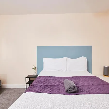 Large Apartment-sleeps 10 -parking -wifi شقة