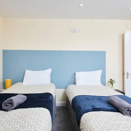 Large Apartment-sleeps 10 -parking -wifi *