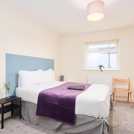 Large Apartment-sleeps 10 -parking -wifi * 布里斯托