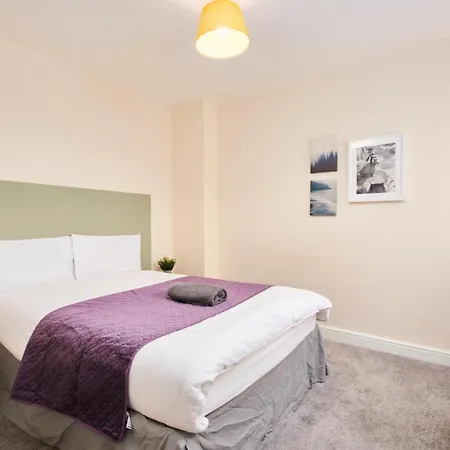 Апартаменти Large Apartment-sleeps 10 -parking -wifi Бристоль