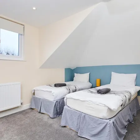 Large Apartment-sleeps 10 -parking -wifi